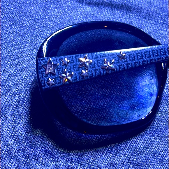 Fendi sunglasses with case and cloth - Picture 5 of 6